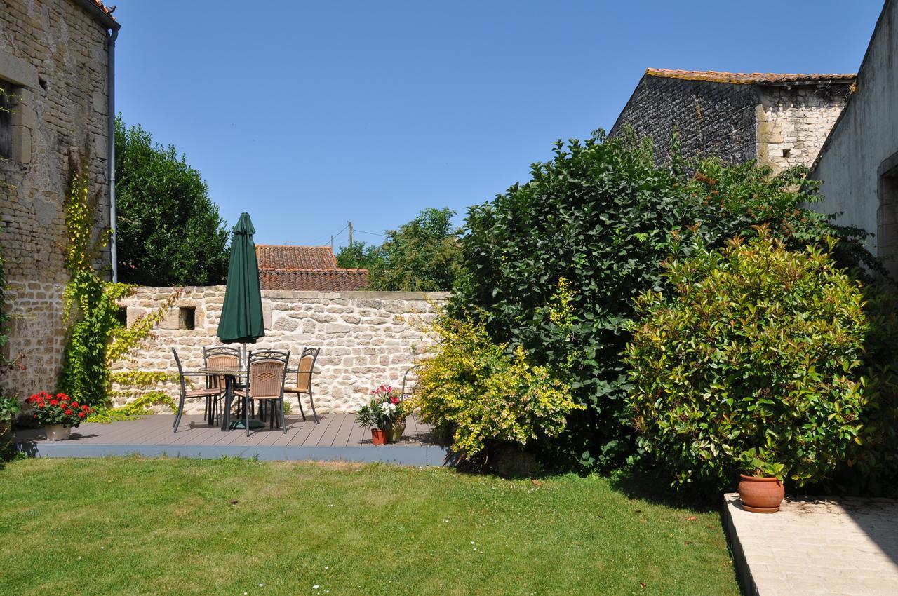 Hotel Du Donjon Aulnay  Exteriör bild