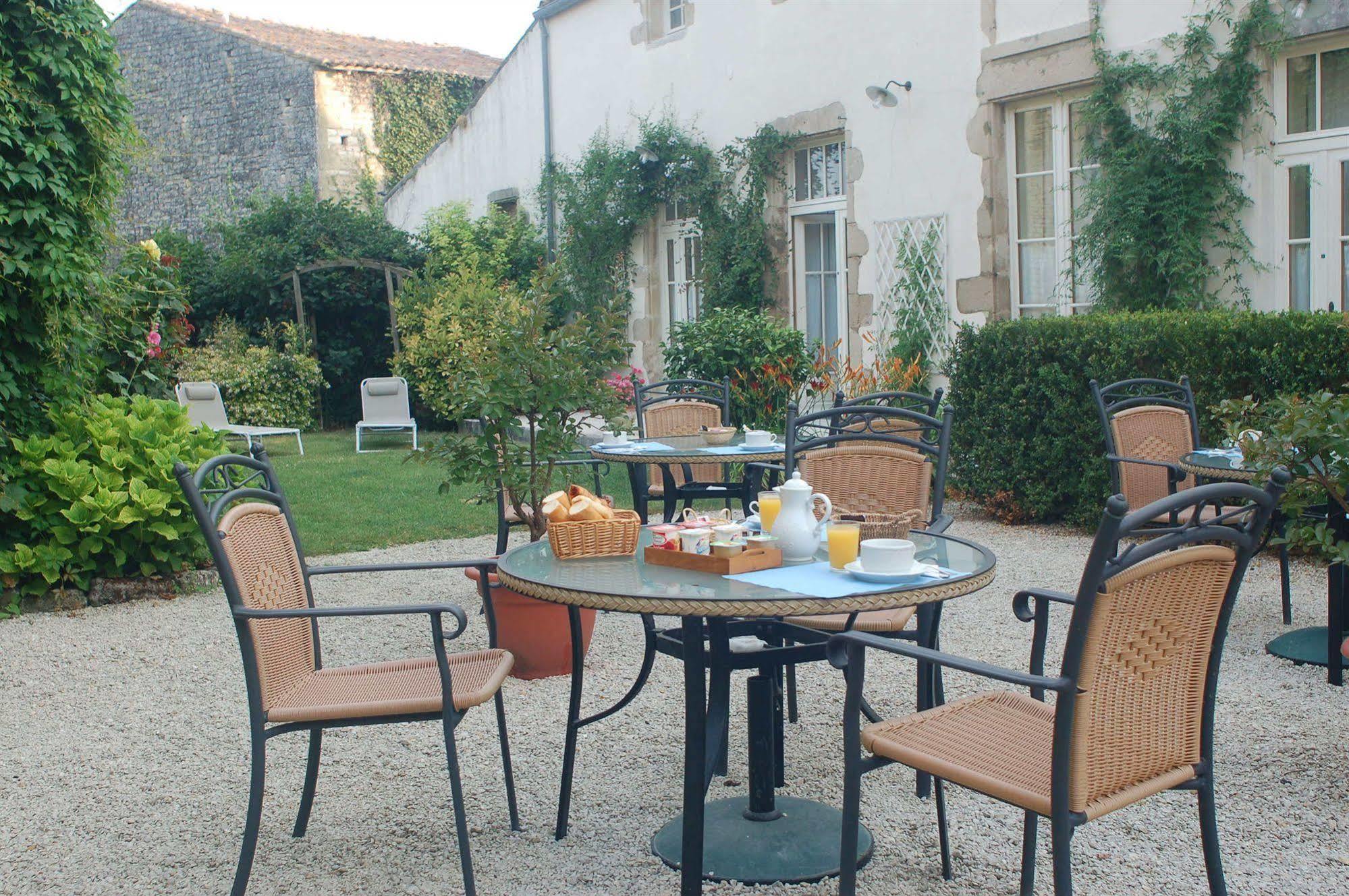 Hotel Du Donjon Aulnay  Exteriör bild